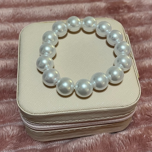 Oversized pearls elastic band bracelet - Picture 2 of 3